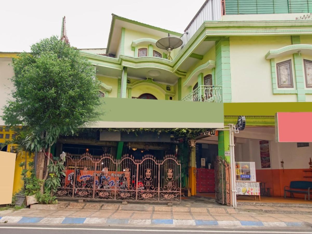 Oyo Life 3103 Opo Homestay & Kost Malang Eksteriør bilde