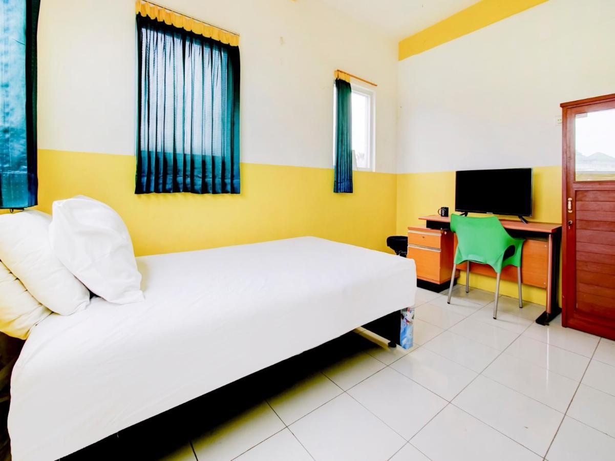 Oyo Life 3103 Opo Homestay & Kost Malang Eksteriør bilde