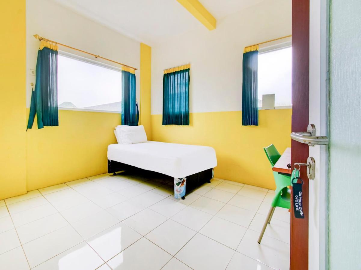 Oyo Life 3103 Opo Homestay & Kost Malang Eksteriør bilde
