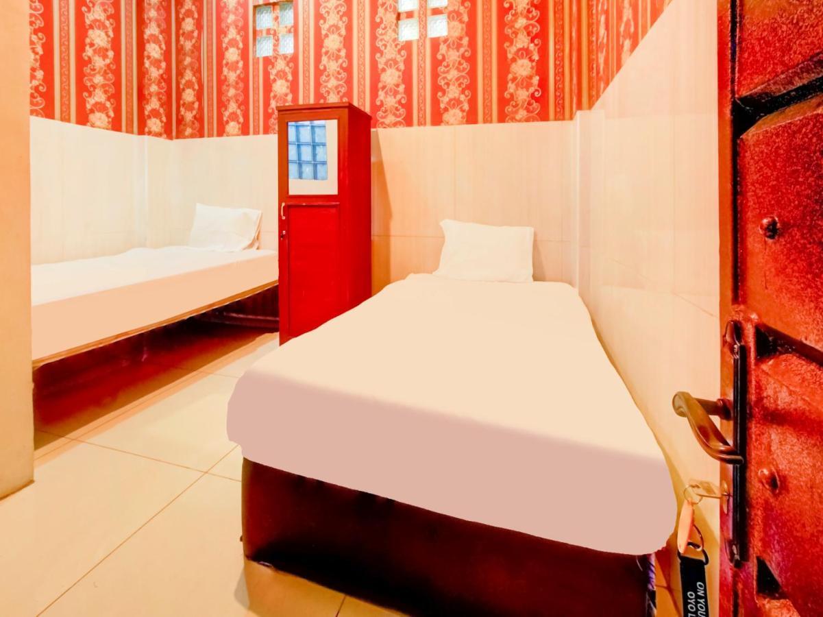 Oyo Life 3103 Opo Homestay & Kost Malang Eksteriør bilde