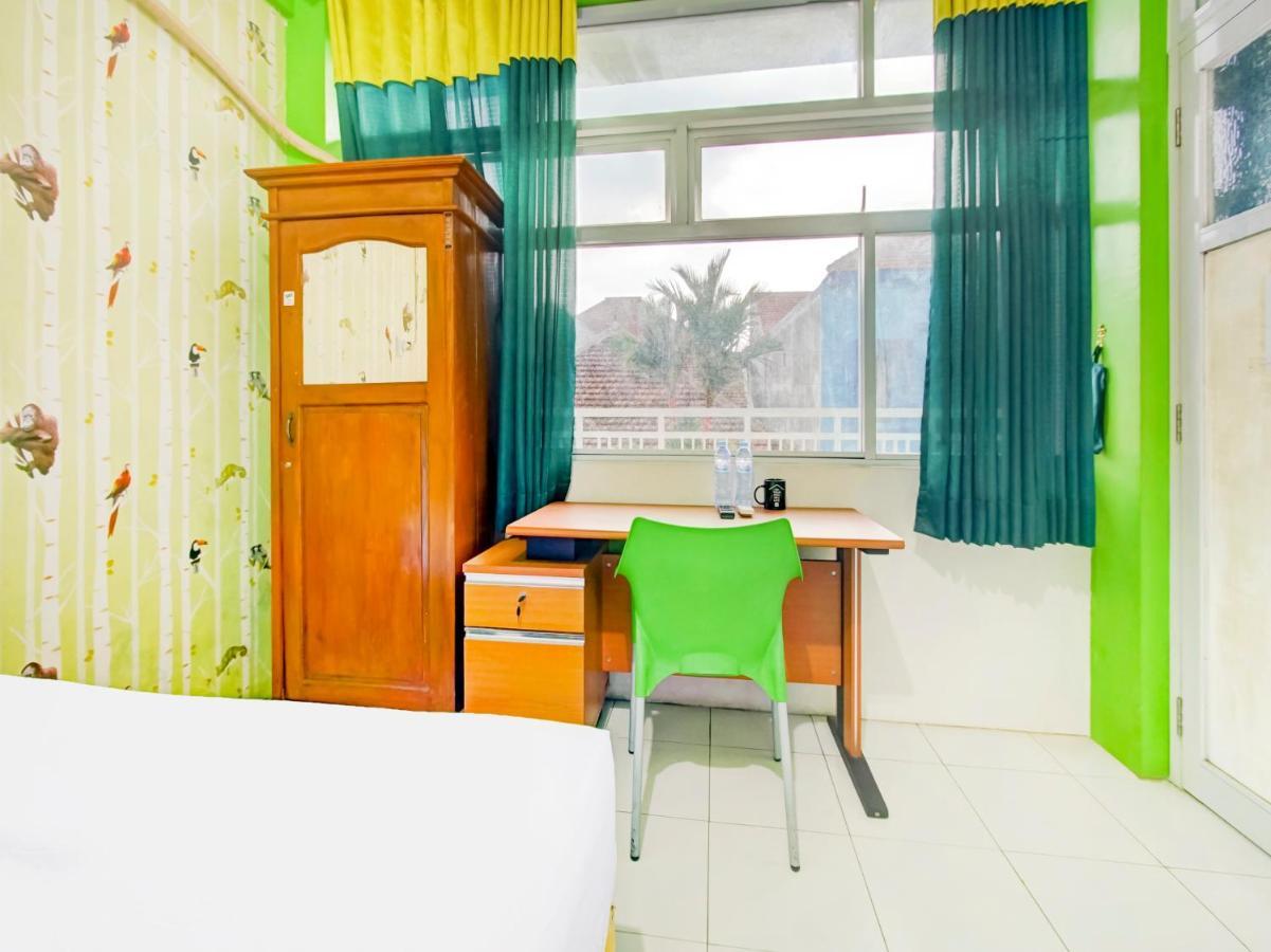 Oyo Life 3103 Opo Homestay & Kost Malang Eksteriør bilde